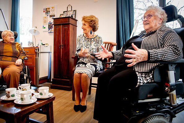 The new Beukenstein is a nursing home for the elderly people who need intensive care. Etro paisley print midi dress