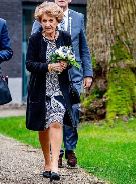The new Beukenstein is a nursing home for the elderly people who need intensive care. Etro paisley print midi dress