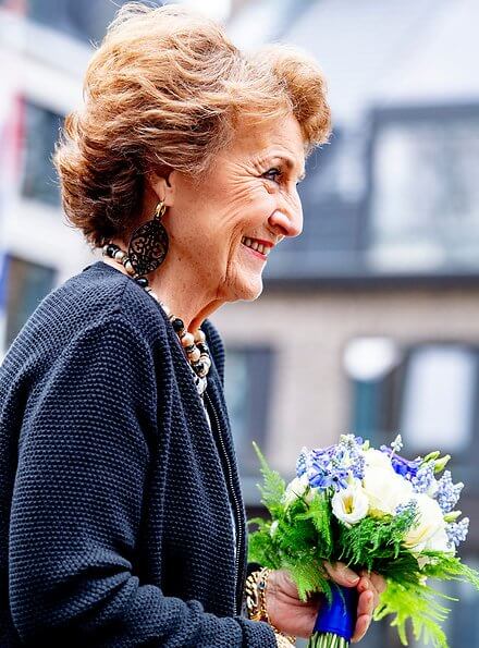 The new Beukenstein is a nursing home for the elderly people who need intensive care. Etro paisley print midi dress