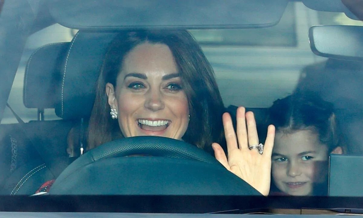 Prince William and Kate Middleton spotted with their children and puppy during family trip out
