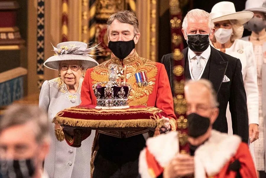 The Queen returns to London for State Opening of Parliament - Live Update