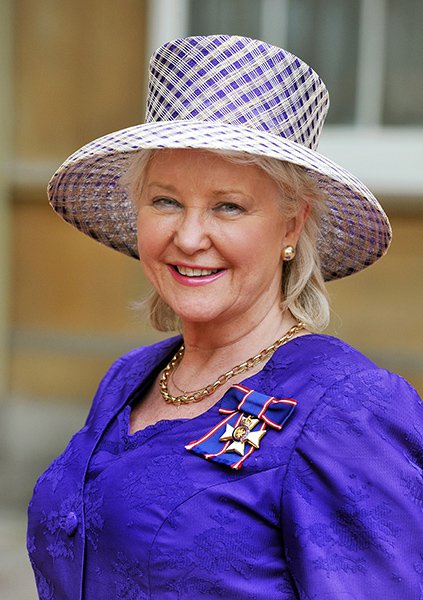 The Queen brings special Friend on Coronation Street Set Visit - Guess who?