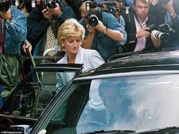 Elizabeth Debicki Sports Princess Diana's Signature Locks As She Pushes Her Way Through The Paparazzi To Talk To A Taxi Driver While Filming New Scenes For Series Five Of The Crown In Croydon