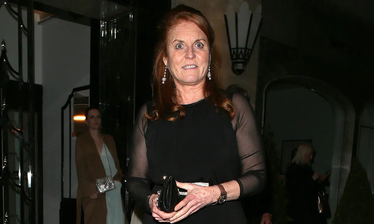 sarah-ferguson-puts-on-glamourous-1789545382.jpeg