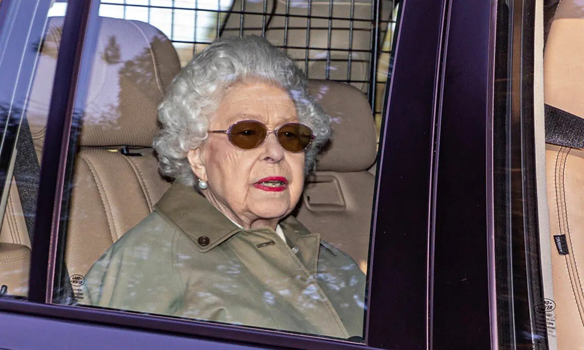 the-queen-returns-to-windsor-castle-1341474785.jpeg