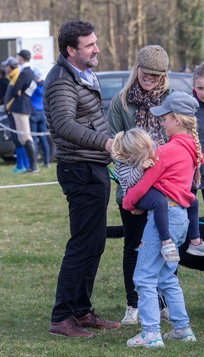 The pair seemed content as they spent time with Isla and Savannah