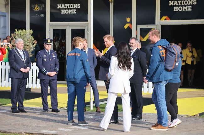 Meghan gave a wave to the media
