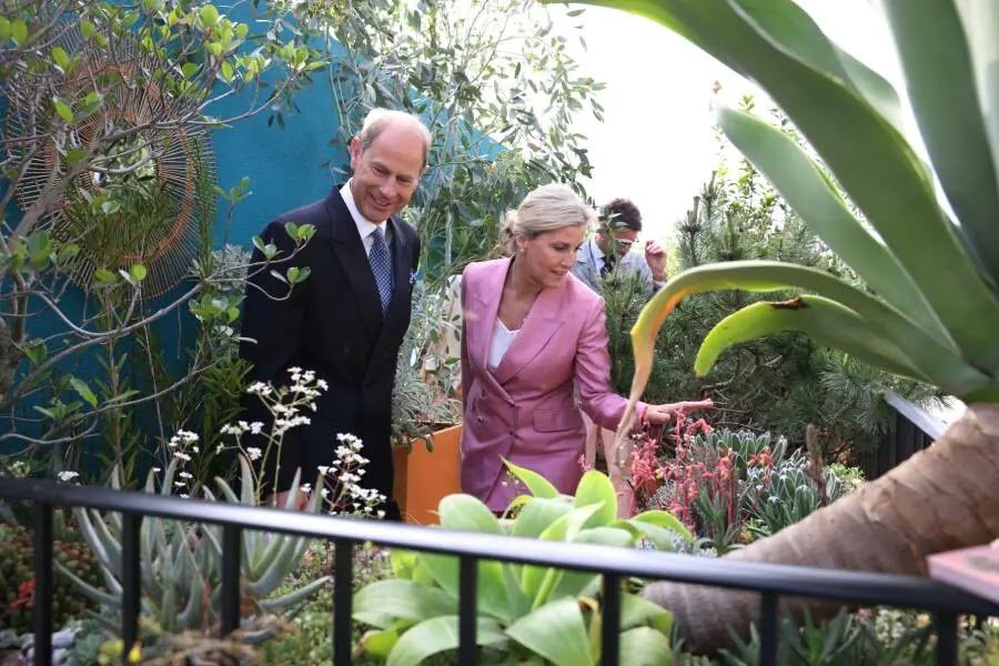 Photos: The Queen Uses Buggy At Chelsea Flower Show During Appearance With The Royal Family