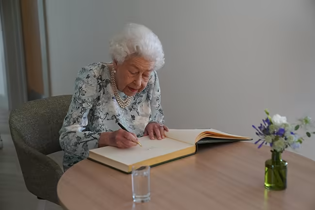the-queen-at-hospice-close-upThe Queen also signed the visitors' book