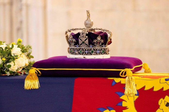 Are There Any Jewels, A Tiara Or Crown Buried Along With Queen Elizabeth?