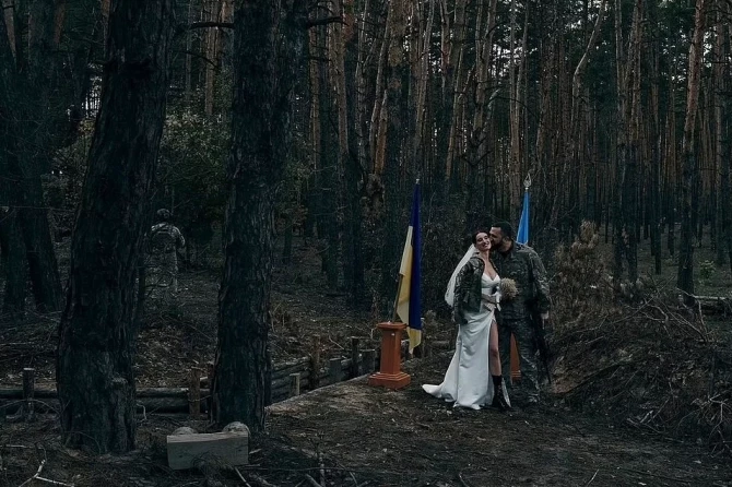 Russia and Ukraine war: Ukrainian sniper gets married on the frontline to her soldier husband while wielding machine gun (photos)