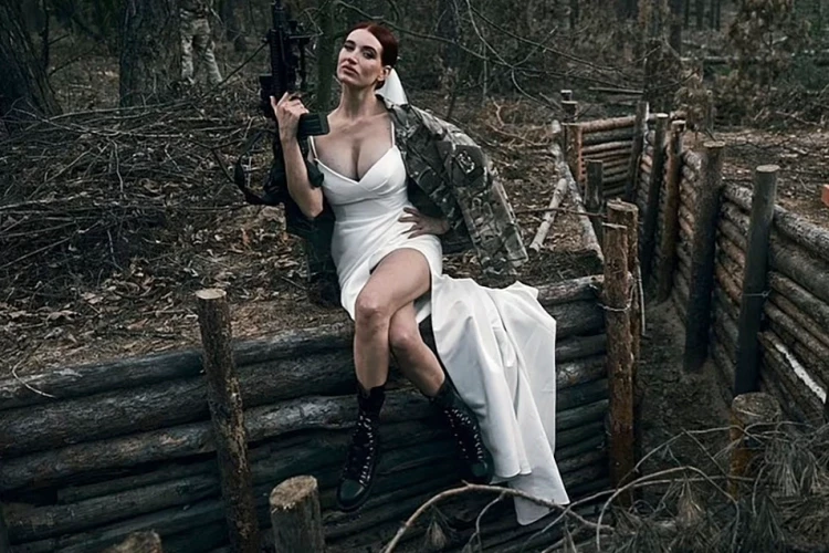 Russia and Ukraine war: Ukrainian sniper gets married on the frontline to her soldier husband while wielding machine gun (photos)