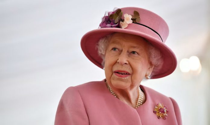 4 The Queen's Very Surprising Request When It Came To Having Her Photographs Taken