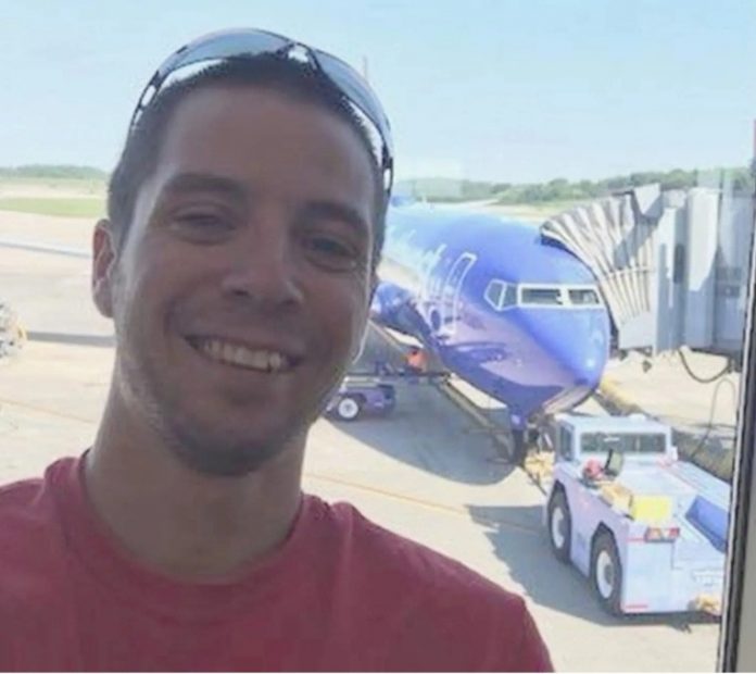 Airport staff who stole plane and threatened to crash into Walmart, dies in prison Airport staff who stole plane and threatened to crash into Walmart, dies in prison
