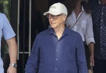 Billionaire Bill Gates Seen With Three Bodyguards At Australian Museum Billionaire Bill Gates Seen With Three Bodyguards At Australian Museum