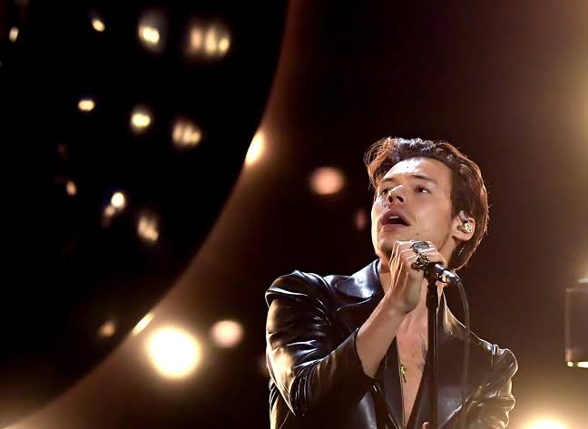 Harry Styles HIT IN THE EYE by object amid bizarre tour trend 3