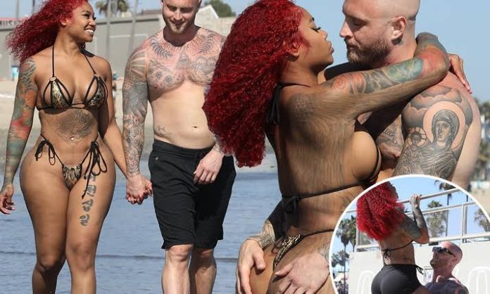 Tom Hanks' son Chet Hanks cheekily grabs MMA fighter girlfriend's bum during racy workout 4