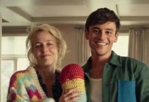 Tom Daley Gifts Gillian Anderson With A Multi-Coloured Crocheted P*NIS And Jumper To Wear On Her Show S3x Education Tom Daley Gifts Gillian Anderson With A Multi-Coloured Crocheted P*NIS And Jumper To Wear On Her Show S3x Education