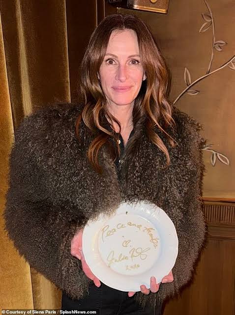 Julia Roberts leaves HER signature on a plate at the same restaurant Rihanna visited just days earlier 9999