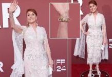 Sarah Ferguson Wears A £13,200 Dress While Displaying A Bracelet Inscribed With ‘Beatrice And Eugenie’ Sarah Ferguson Wears A £13,200 Dress While Displaying A Bracelet Inscribed With 'Beatrice And Eugenie'