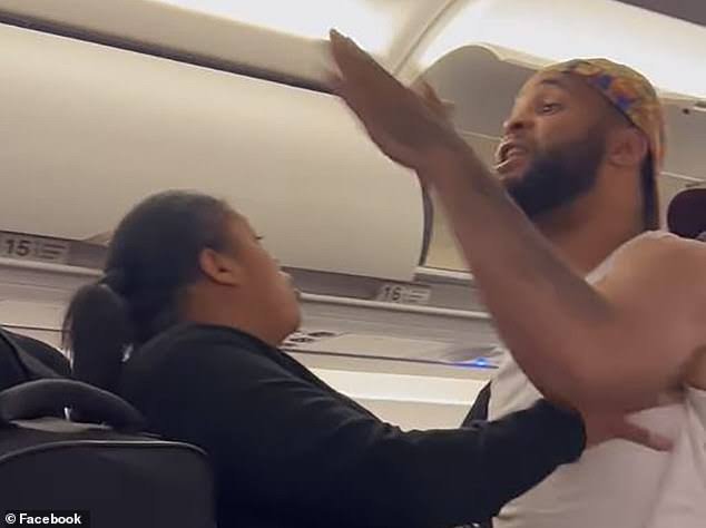 Two-men-have-UGLY-brawl-on-flight-leaving-other-passengers-afraid-9723-