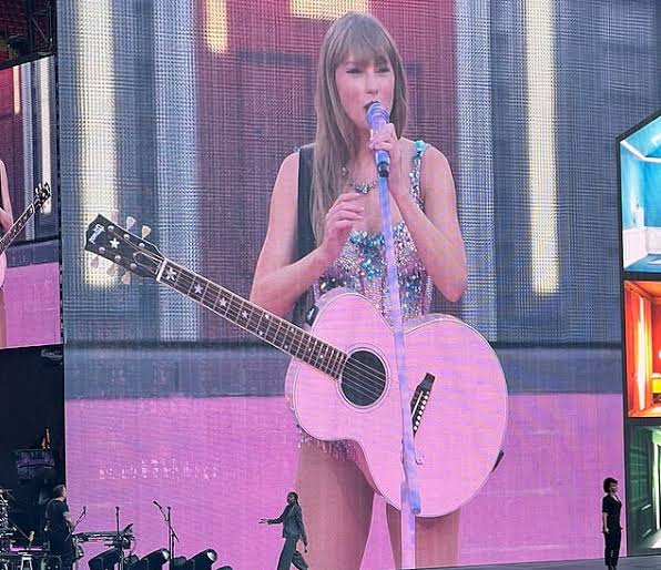Taylor-Swift-CANT-hold-back-tears-at-her-final-and-sold-out-Liverpool-show-55262-