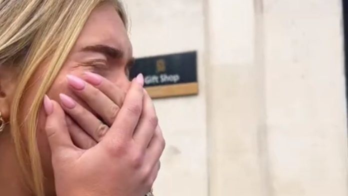 Tourist-breaks-down-in-TEARS-after-seeing-Big-Ben-for-the-first-time-425252-