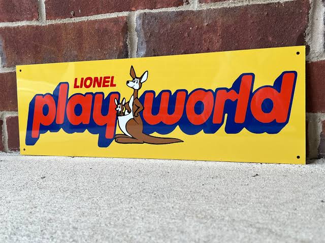 Gone But Not Forgotten: 20 Stores That Don't Exist Anymore