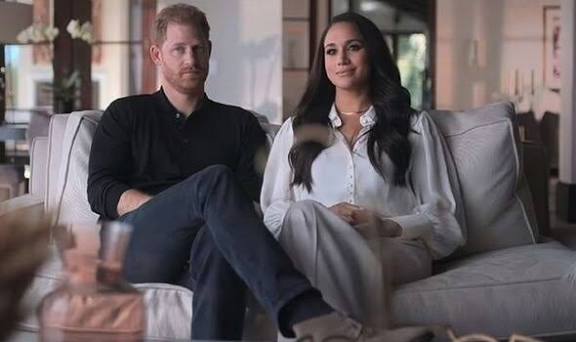 Harry STOPS Meghan from making a 'disrespectful' joke about meeting late Queen 737373