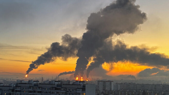 Ukraine fires NEW homemade missiles into Moscow as smoke blankets Putin's territory 514141